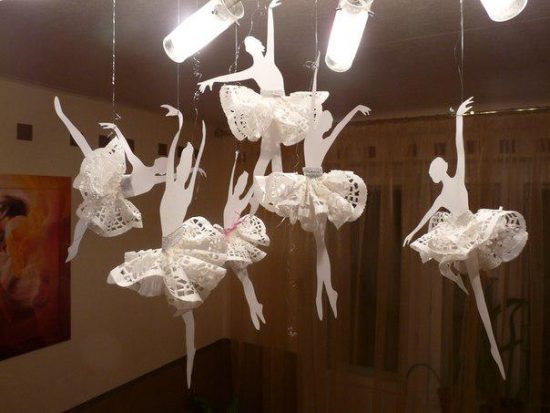 снежинки-балеринки украшение в комнате своими руками